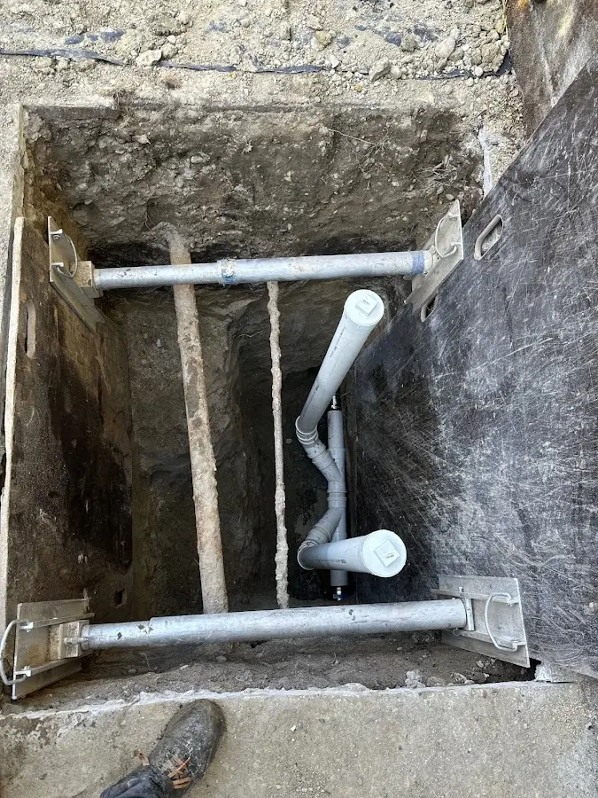 Experienced plumber completing Drain Cleaning work in Fort Bliss